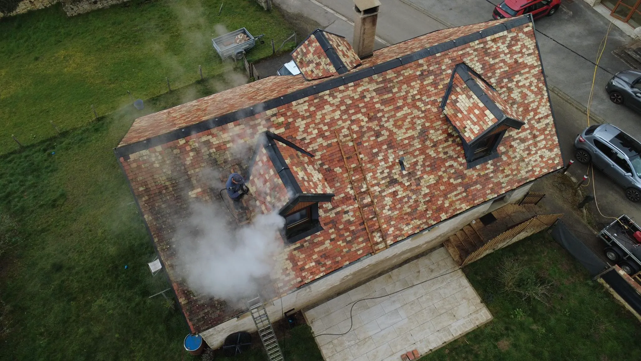 Vue drone : nettoyage de toiture en cours